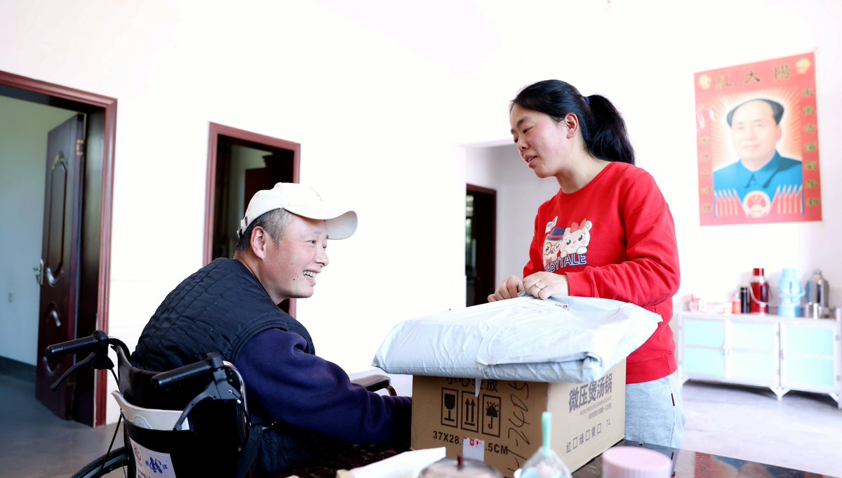 ZADABURNsr's tweet photo. Hoy ayudé a la vecina mayor a llevar sus compras hasta su casa. Una pequea acción que hace que nuestro barrio sea más cálido! https://t.co/2hpRmMrG1n