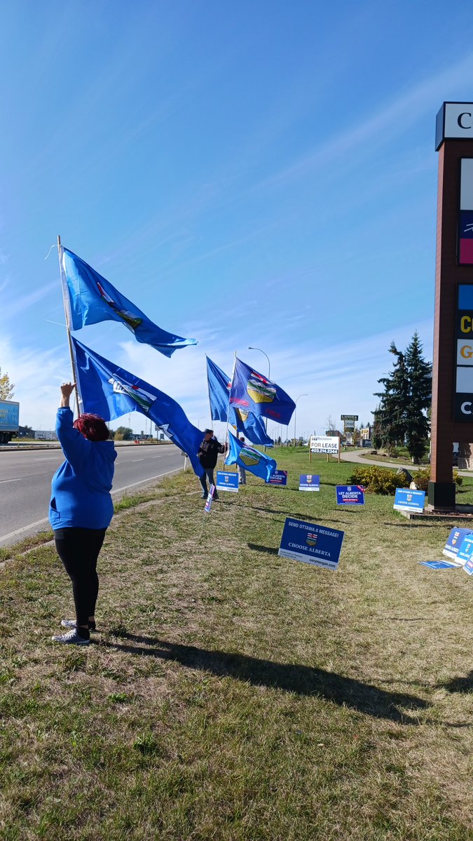 state74705's tweet photo. Just another nudge to anyone who can visit Strathmore this Sunday afternoon. Only 2 more weekends remain! Signs, flags, honks, info, real talk among Albertans (not the internet battle stuff) ... https://t.co/kbdhJd4eLU
