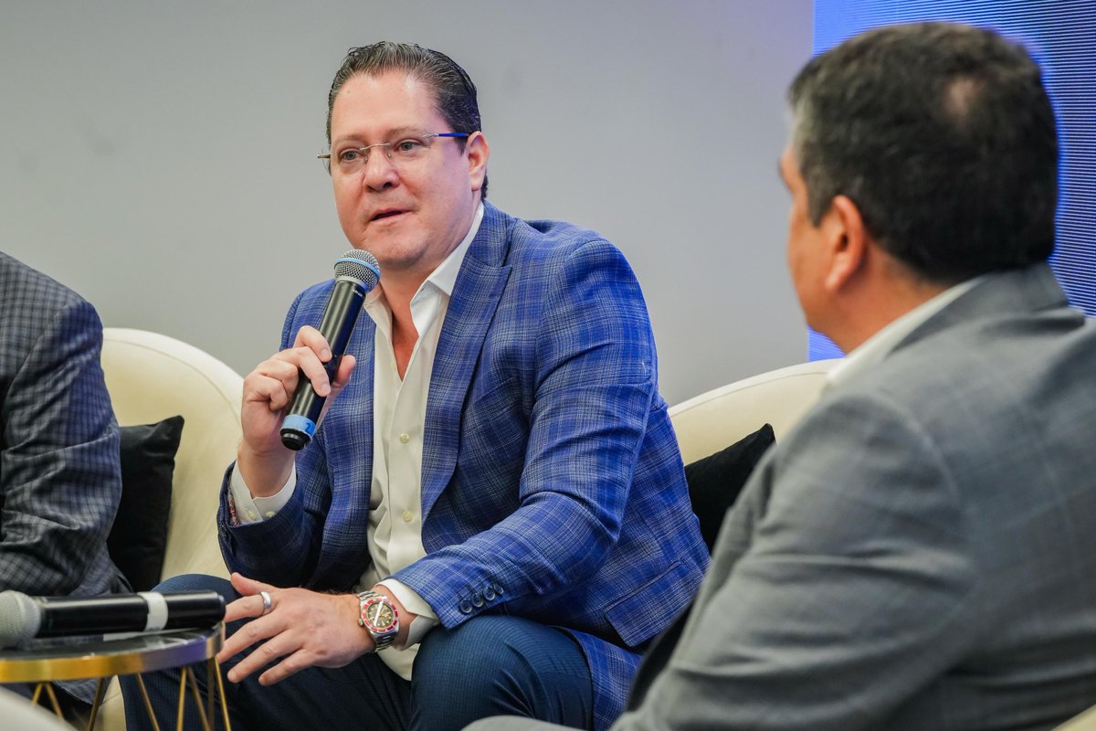 SecPrensaSV's tweet photo. “Nos sentimos muy contentos de ser parte de esta iniciativa innovadora, como muchas (propuestas) de innovación que están ocurriendo en el país en diferentes áreas. Hablando específicamente del tema de aviación, El Salvador ya se colocó y seguirá como un referente, no solo a escala regional, sino también mundial”, asegura el presidente de @CEPASV, Federico Anliker (@anliker1980).