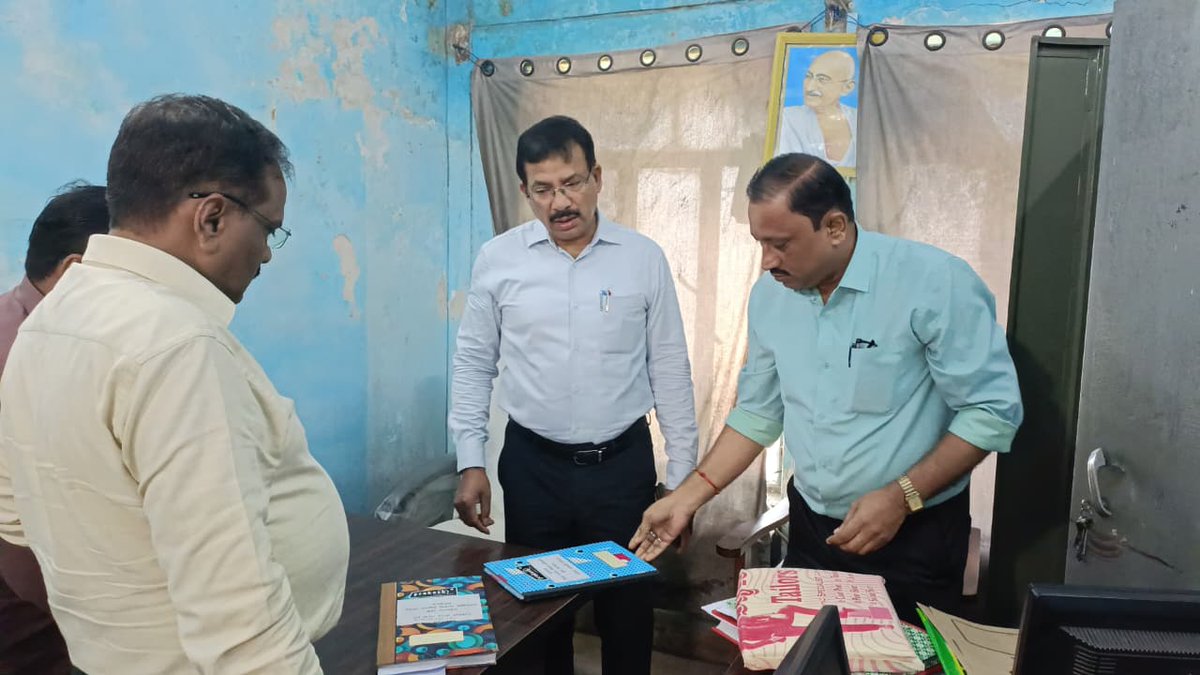 DMBahraich's tweet photo. डीएम राजेश कुमार पाण्डेय ने विकास भवन स्थित विभिन्न कार्यालयों का किया औचक निरीक्षण। अनुपस्थित अधिकारियों व कर्मचारियों का 01 दिन का वेतन बाधित करने एवं 03 दिवस में स्पष्टीकरण प्रस्तुत करने तथा अभिलेखों के सुव्यवस्थित रख-रखाव तथा विभागीय कार्यों में तेज़ी लाये जाने के दिए गये निर्देश। @CMOfficeUP @ChiefSecyUP @UPGovt