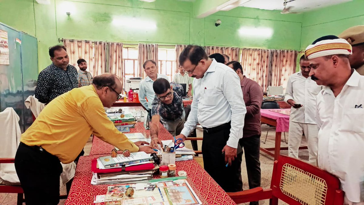 DMBahraich's tweet photo. डीएम राजेश कुमार पाण्डेय ने विकास भवन स्थित विभिन्न कार्यालयों का किया औचक निरीक्षण। अनुपस्थित अधिकारियों व कर्मचारियों का 01 दिन का वेतन बाधित करने एवं 03 दिवस में स्पष्टीकरण प्रस्तुत करने तथा अभिलेखों के सुव्यवस्थित रख-रखाव तथा विभागीय कार्यों में तेज़ी लाये जाने के दिए गये निर्देश। @CMOfficeUP @ChiefSecyUP @UPGovt