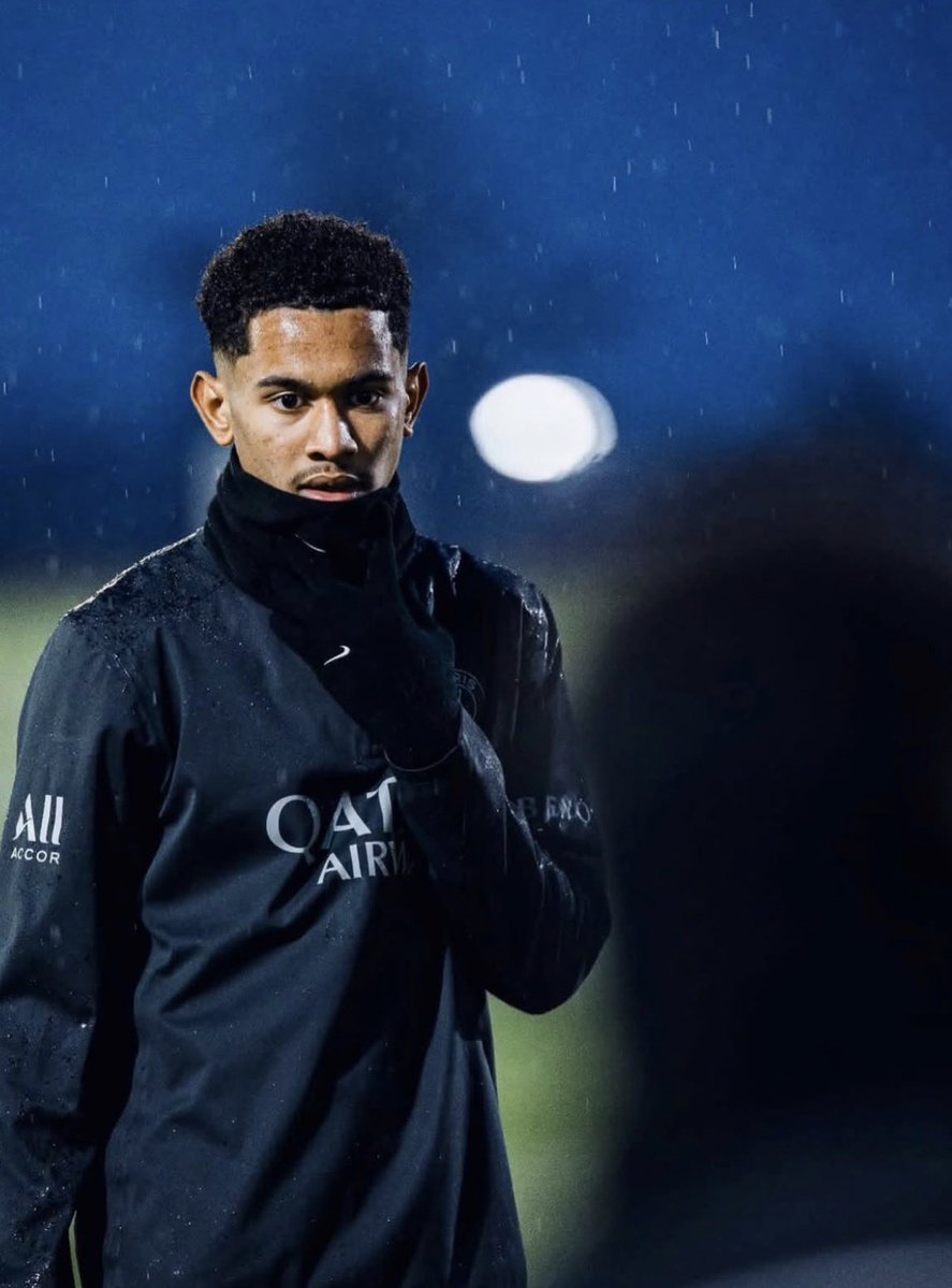 MegaPSG_'s tweet photo. 🚨 Déchirure à la cuisse et douleurs à l’adducteur pour Senny Mayulu 🇫🇷.

Il devrait manquer environ un mois de compétition pour la réception de Le Mans et les déplacements à City et à Strasbourg. ❌

(L’EQUIPE) https://t.co/BoJo43qpk1