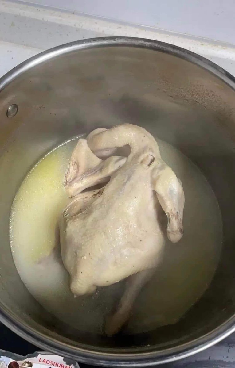 chepsi_'s tweet photo. Chicken iivayo.  Vs Chicken Chivayo. 😭😭😭. https://t.co/wuDKDmqYPn