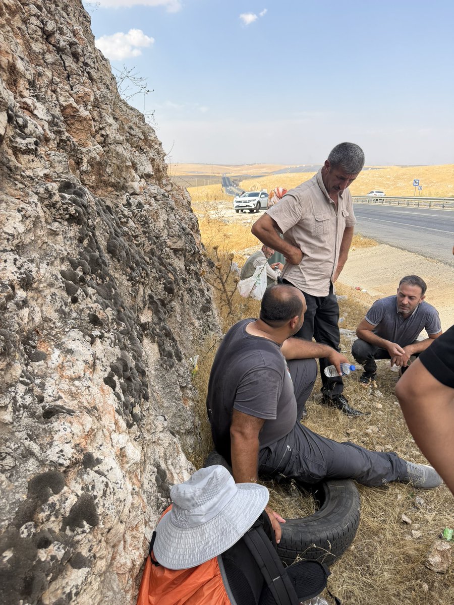 BaranGuran90415's tweet photo. > Önce Siverek'e, Hilvan'a, Şanlıurfa'ya... babama destek olan tüm halkımıza teşekkür ederim.
>
> Ama seslenmek istediğim başkaları da var: Sayın Valimiz, Sayın Kaymakamlarımız...
> Ne olur bir babanın yürüyüşünü görün artık. Ayaklarının altı patladı, 2 gündür hastanedeyim.
> Ben başka bir şey için yürümüyorum. Sadece adalet için, hakikat için, kızım için yürüyorum.
> Bu yaralı babayı görmüyor musunuz?
> sayın vekilerimiz 
@hasansildak 
@bybekirbozdag 
@AEminOnenOfis 
@ibrahimeyyupogl 
@HikmetBasak_63 @malicevheri 
@av_mfaruk 
@omerrocalan 
@dilankuntayan 
@MTanal 
@iozyavuz1963