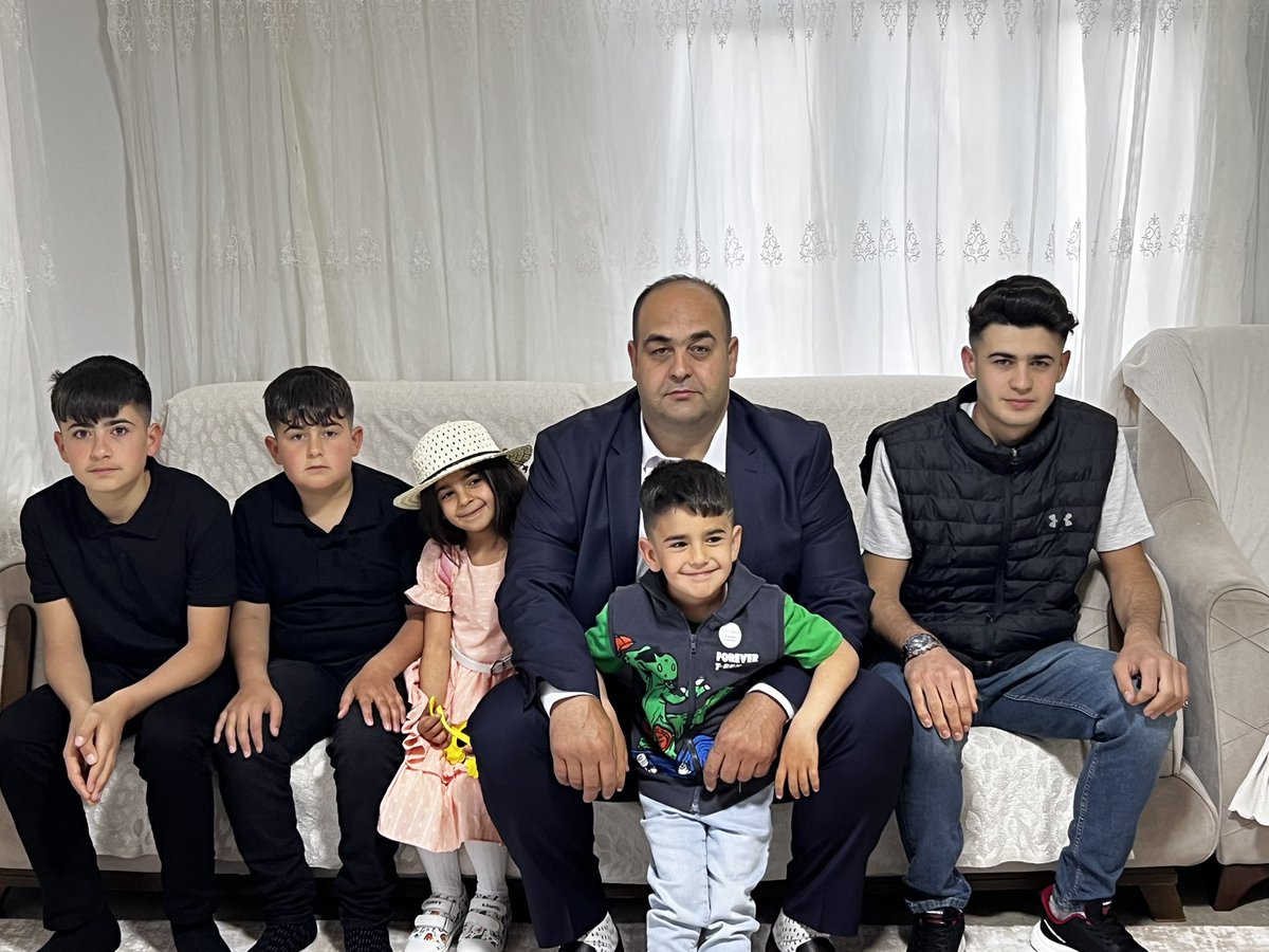 BaranGuran90415's tweet photo. > Önce Siverek'e, Hilvan'a, Şanlıurfa'ya... babama destek olan tüm halkımıza teşekkür ederim.
>
> Ama seslenmek istediğim başkaları da var: Sayın Valimiz, Sayın Kaymakamlarımız...
> Ne olur bir babanın yürüyüşünü görün artık. Ayaklarının altı patladı, 2 gündür hastanedeyim.
> Ben başka bir şey için yürümüyorum. Sadece adalet için, hakikat için, kızım için yürüyorum.
> Bu yaralı babayı görmüyor musunuz?
> sayın vekilerimiz 
@hasansildak 
@bybekirbozdag 
@AEminOnenOfis 
@ibrahimeyyupogl 
@HikmetBasak_63 @malicevheri 
@av_mfaruk 
@omerrocalan 
@dilankuntayan 
@MTanal 
@iozyavuz1963