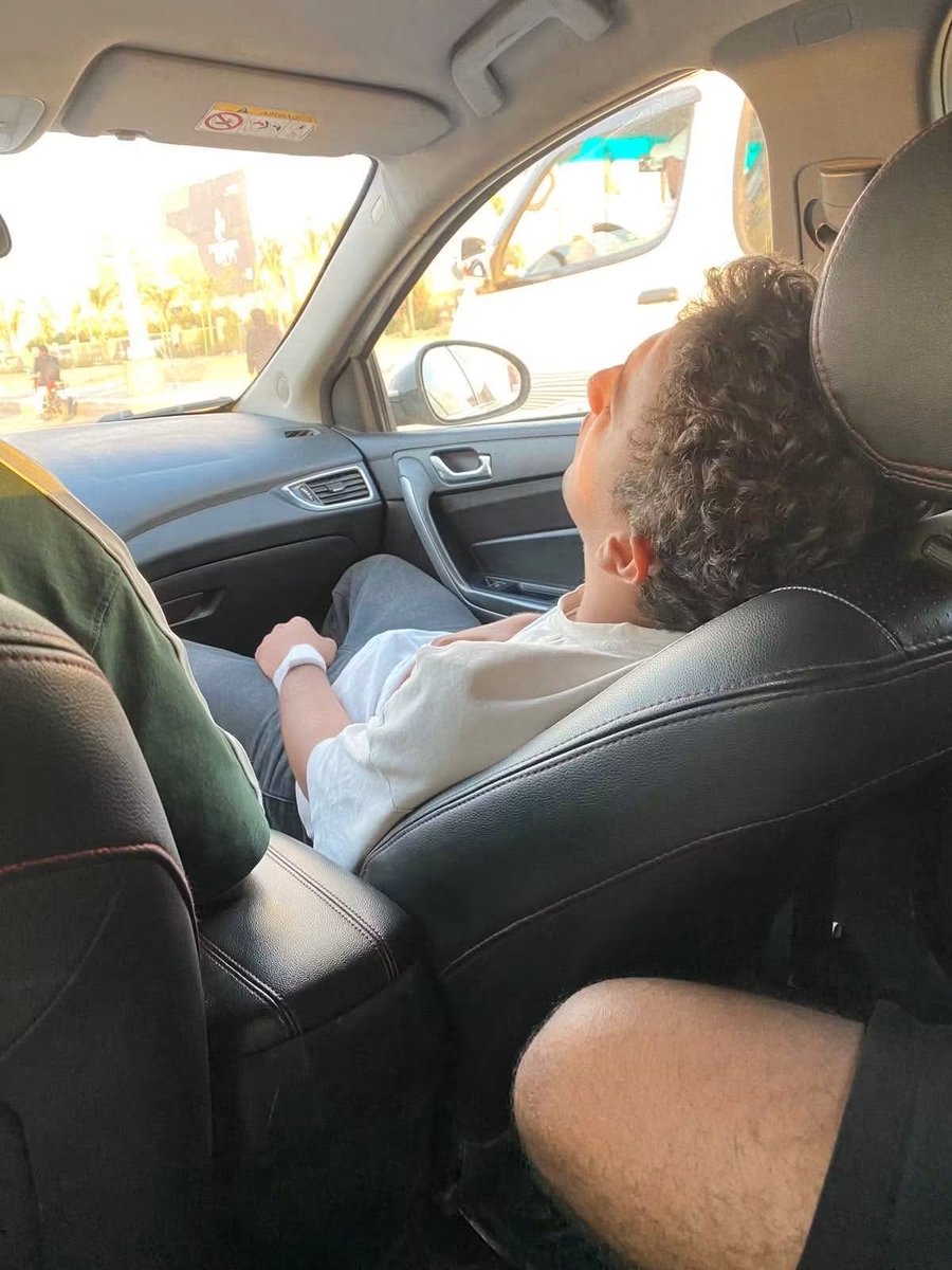 sherinhelal555's tweet photo. شوفوا جدعنة المصريين
👇👇
النهارده حصل معايا موقف خلاني أخاف على ابني.. وخلاني في نفس الوقت أفتخر ببلدي وناسي.
كنت في طريقي لأكتوبر، راكب ميكروباص، وفجأة جالي تليفون: «ابنك يوسف تعبان.. وواقع في الشارع».

الجملة دي كفيلة إنها توقف قلب أي أب.
أنا مفيش معايا عربية، وأنا بعيد عنه، ومش عارف أعمل إيه ولا أوصل له إزاي.
اتصلت بيوسف.. لقيت حد غريب بيرد عليا.

قال لي بمنتهى الهدوء:
«اطمن.. أنا لقيت يوسف، ونقلته على أقرب مستشفى».

الراجل ده اسمه عبدالرحمن.
عبدالرحمن ما اكتفاش إنه يساعد يوسف وخلاص.. ده أخده بنفسه على المستشفى، وفضل معاه، واستنى لحد ما ابن خال يوسف وصل.
ولما استيفو ابن خال يوسف وصل، كانت المفاجأة اللي لمست قلبي أكتر..

لقى عبدالرحمن قاعد جنب يوسف، ووالدته معاه.. قاعدة بتصلي العصر جنب ابني وبتدعي له.

عبدالرحمن ووالدته ما مشيوش.
استنوا لحد ما الدكاترة عملوا التحاليل والأشعات، وعرفوا إن يوسف عنده نزلة معوية حادة، واطمنوا عليه.

وبعد ما اتأكدوا إنه بخير.. مشي عبدالرحمن ووالدته.
من غير ما يستنوا شكر..
من غير ما يعرفوني حتى..
ومن غير ما يكون بينهم وبين يوسف أي معرفة.
بس في حاجة واحدة كانت كفاية..

إنه إنسان.
وعشان أكون صريح، أنا طول عمري مؤمن إن مفيش فرق بين مسلم ومسيحي.. لكن النهارده عبدالرحمن خلاني أشوف المعنى ده قدامي، مش مجرد كلام بنقوله.
شاف الصليب في إيد يوسف وهو واقع وتعبان في الشارع.. وكان ممكن يعدي.

لكنه وقف.
شاف إنسان محتاج مساعدة.. فساعده.
ما سألش هو مين.. ولا دينه إيه.. ولا اسمه إيه.
مد إيده لابني في وقت أنا كنت بعيد عنه ومش قادر أوصل له.
يا عبدالرحمن.. يا ابني المحترم 
يمكن أنت بالنسبة لك اللي عملته كان شيء عادي، «واحد تعبان وساعدته».
لكن بالنسبة لأب كان بعيد عن ابنه، ومش عارف يعمل له حاجة.. أنت عملت حاجة عمرها ما هتكون عادية.
أنت طمنت قلب أب.
وشكرا مش كفاية..
شكرا أووووي من قلبي ❤️
وربنا يبارك لك في والدتك، ويجازيك خير عن كل لحظة وقفت فيها جنب يوسف، وعن كل دعوة دعتها له.
نفسي البوست ده يوصل لك..
وأقولك بنفسي : أنت محترم بطريقة مش طبيعية.. وربنا يديم المحبة بينا، ويخلّي بلدنا دايمًا كده.. قلوبها واحدة، وقت الجد ما تعرفش مسلم ومسيحي، تعرف بس إن فيه إنسان محتاج إنسان. ❤️
وحمدلله على السلامة يا دكتور يوسف..
ألف سلامة عليك يا ابني، خوفتني عليك النهارده.. ربنا يحفظك ويبعد عنك كل شر. 🫂❤️
عبدالرحمن.. شكرا لأنك كنت موجود في الوقت اللي إحنا كنا محتاجين فيه إنسان.
#انسانية
#مصر
#مسلم_ومسيحي
Youssef Ezzat