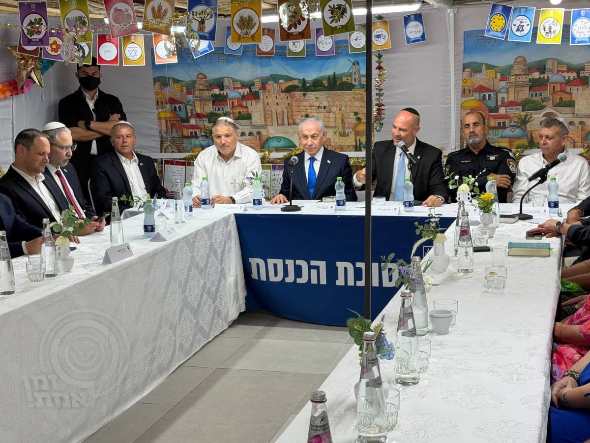 Saher_News_24_7's tweet photo. נתניהו ב״אירוע לימוד  תורה״ עם ראש השב״כ והמפכ״ל בכנסת https://t.co/JzjK9zrrx3