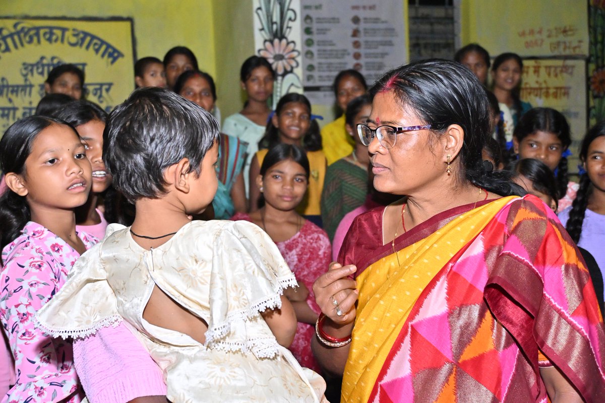 uddheshwari's tweet photo. आज कुसमी विकासखण्ड अंतर्गत जवाहरनगर स्थित प्री-मैट्रिक कन्या छात्रावास का निरीक्षण की। 

इस दौरान छात्राओं से संवाद कर छात्रावास की व्यवस्थाओं एवं उनकी आवश्यकताओं की जानकारी ली।
छात्राओं को मन लगाकर, मेहनत और लगन के साथ पढ़ाई करने तथा अपने उज्ज्वल भविष्य के लिए निरंतर प्रयास करने की शुभकामनाएं दी।

#Samri #Balrampur #BJP4CGState #sevasankalpabhiyan