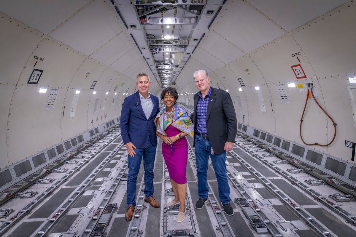 SecDuffy's tweet photo. While you sleep, 150 planes land at Frederick W. Smith International Airport to deliver millions of FedEx packages to the FedEx Memphis World Hub 📦 ✈️

Our air traffic controllers land a plane every 90 seconds — an incredible dance that gets your packages to you FAST.

But cargo demand is set to jump 10% over the next decade - and with more passenger flights, eVTOLs, and drones… our skies are only getting busier

We HAVE to finish modernizing air traffic control. Thank you @FedEx for backing the Modern Skies Act — let's get it DONE and keep America's supply chain moving‼️