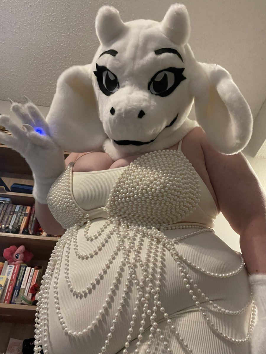 marciepaws's tweet photo. Oh, hello there!🤍 #toriel https://t.co/LIpdMJQPlS