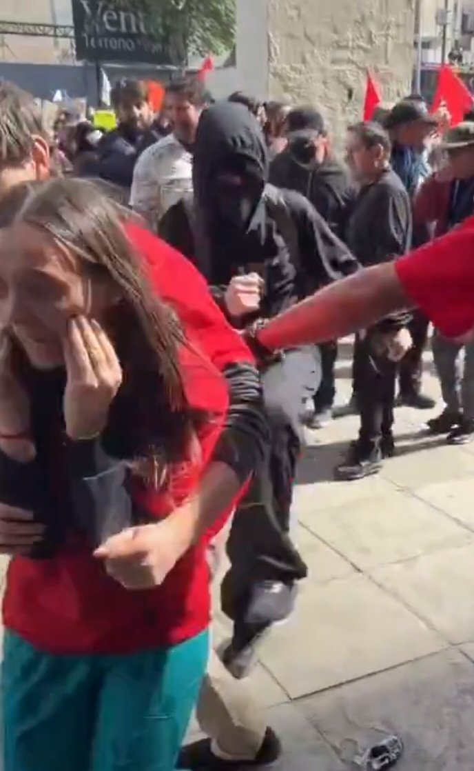 ___Pachi__'s tweet photo. Ese pendejo estudiante zurdo pegandole varias patadas a una mujer por detrás, mientras q otro zurdo le quita la bandera a la chica de la uc por no sumarse a la marcha de la confech. Animales. https://t.co/49GOkHhU6V
