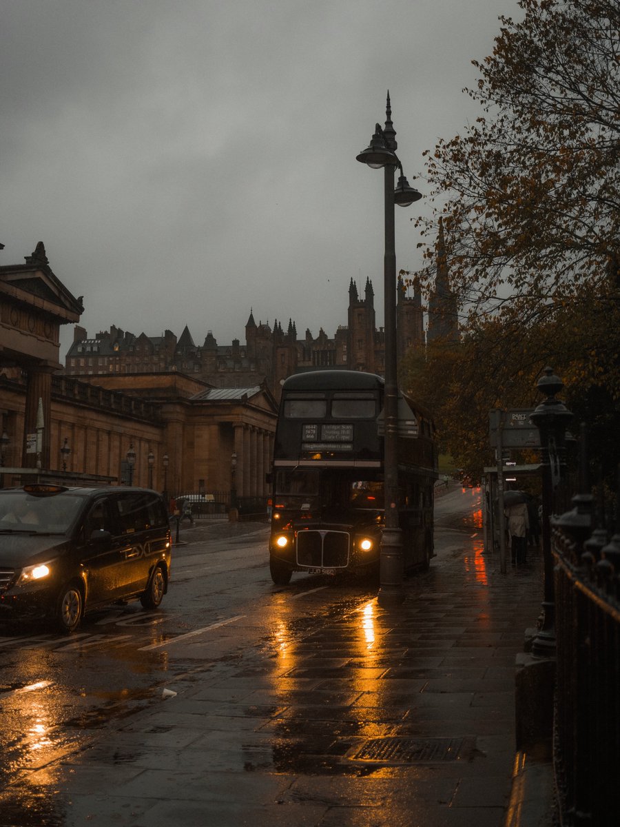 visualsofearth1's tweet photo. Autumn in Edinburgh, Scotland 🍂🌧 https://t.co/DmIHzqrcz6