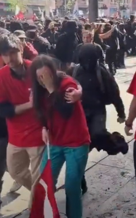___Pachi__'s tweet photo. Ese pendejo estudiante zurdo pegandole varias patadas a una mujer por detrás, mientras q otro zurdo le quita la bandera a la chica de la uc por no sumarse a la marcha de la confech. Animales. https://t.co/49GOkHhU6V