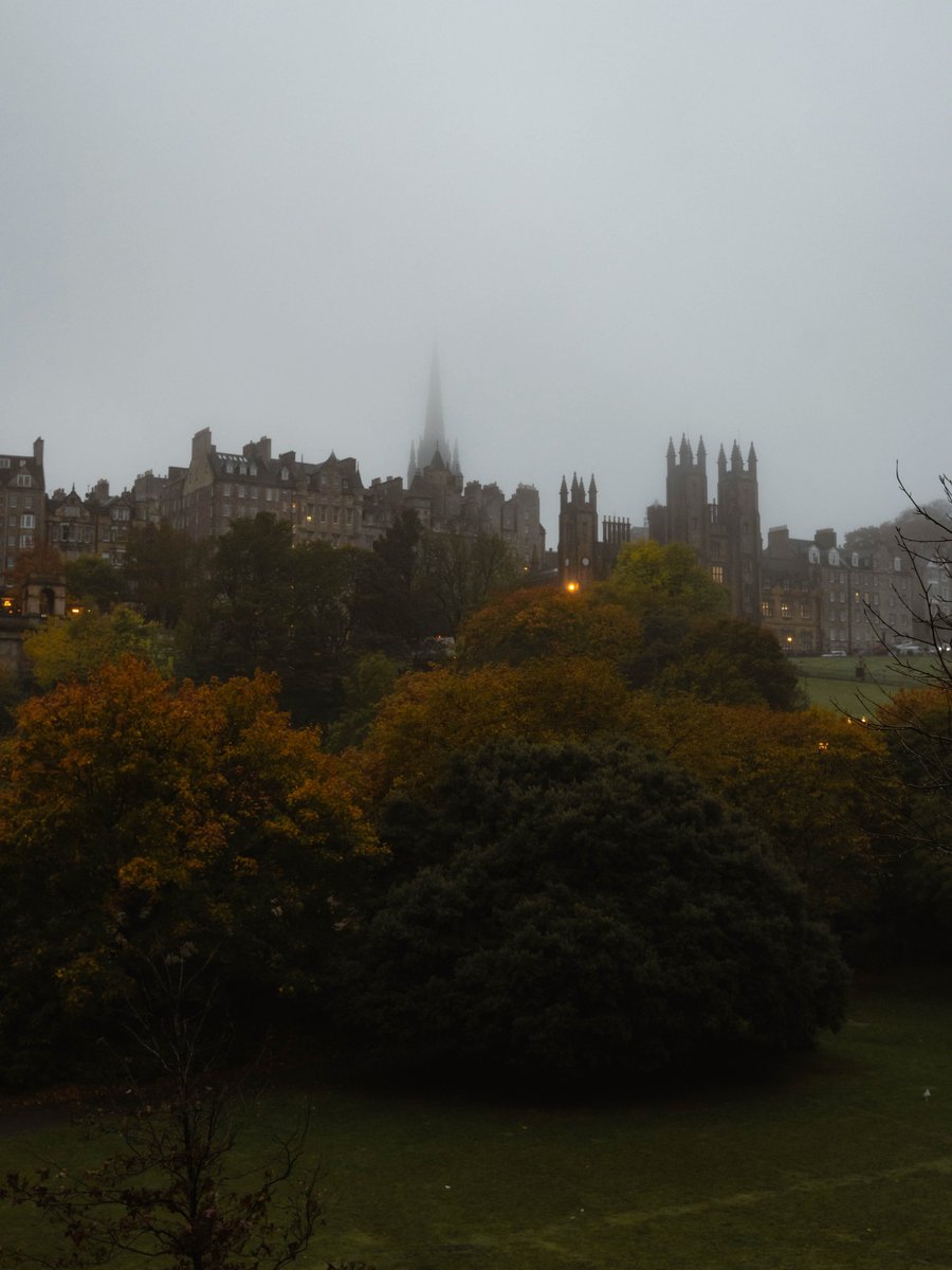 visualsofearth1's tweet photo. Autumn in Edinburgh, Scotland 🍂🌧 https://t.co/DmIHzqrcz6