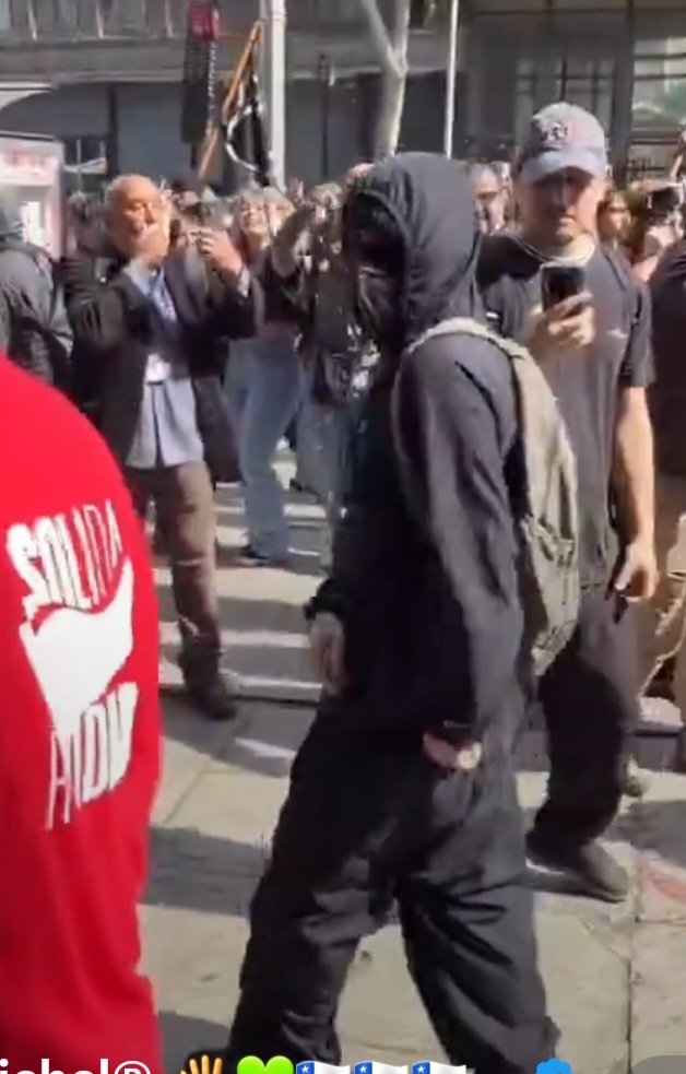 ___Pachi__'s tweet photo. Ese pendejo estudiante zurdo pegandole varias patadas a una mujer por detrás, mientras q otro zurdo le quita la bandera a la chica de la uc por no sumarse a la marcha de la confech. Animales. https://t.co/49GOkHhU6V