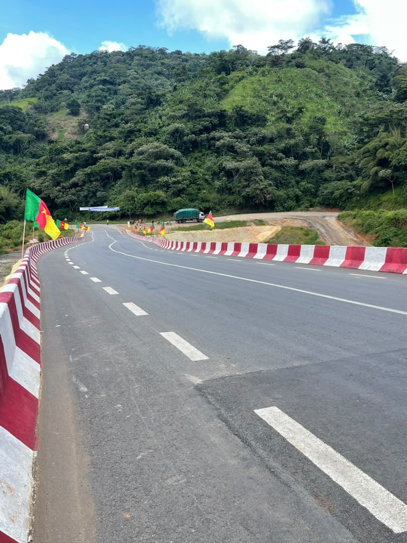 CRTV_web's tweet photo. Cette section de la route régionale R0606 Bamougoum-Dschang-Santchou, a été reconstruite sur la falaise de Dschang à la suite des effondrements massifs survenus le 05 novembre 2024.
#Mintp
#Cameroun https://t.co/geNxoIuFYd