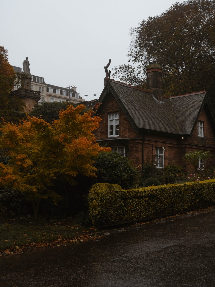 visualsofearth1's tweet photo. Autumn in Edinburgh, Scotland 🍂🌧 https://t.co/DmIHzqrcz6