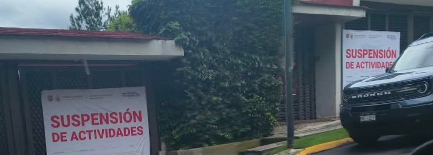 Juan_OrtizMX's tweet photo. 🗳️📌 CLAUSURAN OCHO "MOTELITOS DE LUJO" DE KINGS SUITES / EOLA TRAS PRESIÓN VECINAL

Vecinos llevaban semanas señalando inmuebles de Kings Suites / EOLA por operar como hospedaje de corta estancia en zonas habitacionales, bajo un esquema que describen como “motelitos de lujo”.

La empresa está representada por José Enrique Hernández Prieto.

Los inmuebles clausurados serían:

• Bosque de Duraznos 72 y 78
• Bosque de Magnolias 93
• Horacio 1525
• Bosque de Pinos 72
• Platón 436
• Monte Chimborazo 537 y 567

La alcaldía terminó interviniendo después de la presión de vecinos, además de Mauricio Tabe abordó públicamente el caso y prometió aplicar la ley por igual.

Aunque para los vecinos, la responsabilidad no termina para @mauriciotabe  y @cesar_m_garrido.

Ya que algunos sitios seguían operando pese a sellos colocados previamente.

Por eso exigen:
1. Hacer públicos los expedientes
2. Sostener las clausuras que correspondan
3. Evitar nuevas reaperturas fuera de la norma.
