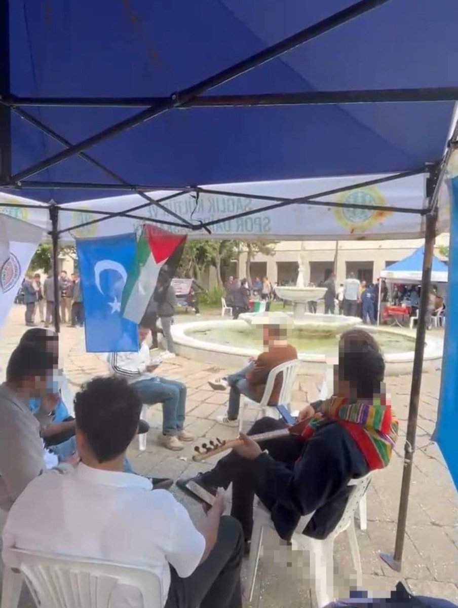 militerenstitu's tweet photo. İstanbul Üniversitesinde bağımsız Türk milliyetçisi öğrenci toplulukları havuzlu bahçede Filistin kisvesi altında örgüt propagandası yapan sempatizanlara göz açtırmadı https://t.co/PuHvnJ94YK