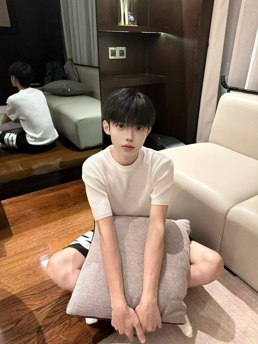 xquanowo's tweet photo. 人前人后 https://t.co/aiVj6Ly4pZ