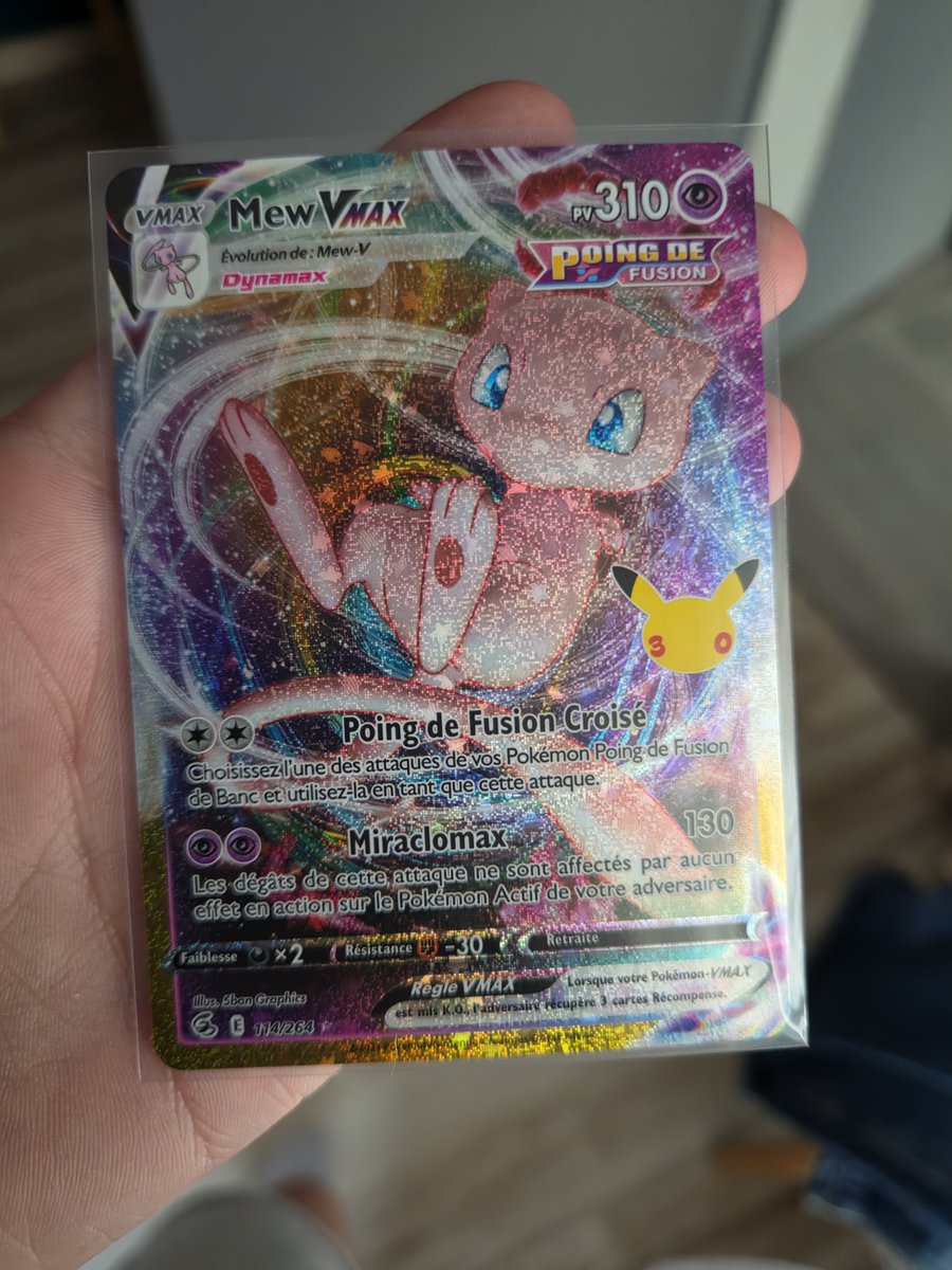ClaireUnknow's tweet photo. Petit craquage du soir bonsoir, ouverture de 2 boosters, une AR et cette magnifique mew 😍 https://t.co/pqsMTFliN4