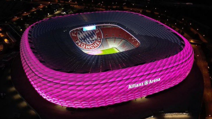 MediaBayernFR's tweet photo. Le Bayern allumera l’Allianz Arena en rose en soutien à la lutte contre le cancer du sein.

Pour rappel: le Bayern invite régulièrement Zverev et Boateng, tout deux accusés de violences physiques par leurs compagnes (Brenda Patea et Olga Sharypova pour Zverev, Kasia Lenhardt pour Boateng)

Kasia Lenhardt s’est suicidée suite à l’enfer que lui faisait vivre Jerome Boateng. 

Être engagé ce n’est pas de changer de couleur son stade, c’est à minima de ne pas les inviter comme ami ou légende du club.