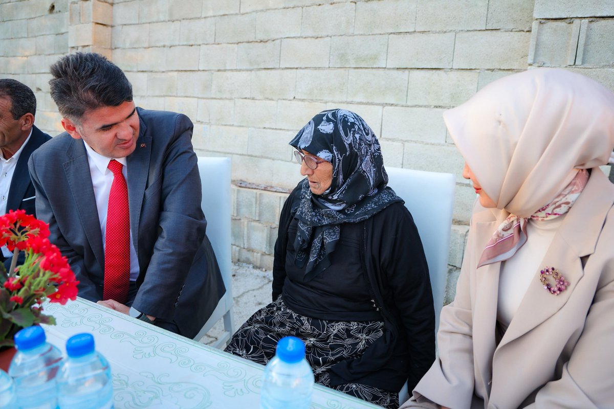 polatelikym's tweet photo. Valimiz Sn. Ömer Kalaylı, Kaymakamımız Sn. Esra Bozan ile birlikte 1 Ekim Dünya Yaşlılar Günü dolayısıyla ilçemiz Yeniyapan Köyü Evrentepe Mezrası’nda yaşayan 113 yaşındaki İslim Çağlı teyzemizi ve kıymetli ailesini ziyaret etti.

Gerçekleştirilen ziyarette İslim teyzemizle sohbet eden Valimiz ve Kaymakamımız, kendisine sağlıklı ve huzurlu bir ömür diledi.