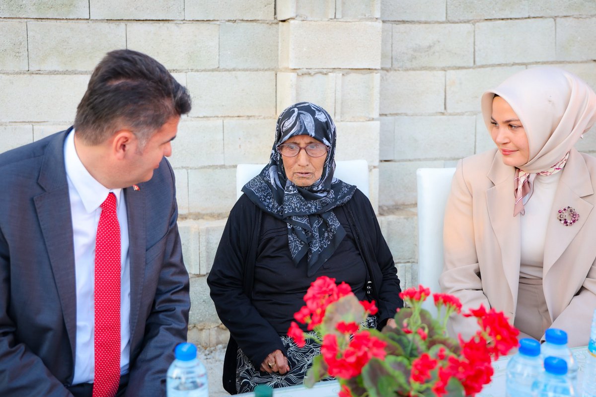 polatelikym's tweet photo. Valimiz Sn. Ömer Kalaylı, Kaymakamımız Sn. Esra Bozan ile birlikte 1 Ekim Dünya Yaşlılar Günü dolayısıyla ilçemiz Yeniyapan Köyü Evrentepe Mezrası’nda yaşayan 113 yaşındaki İslim Çağlı teyzemizi ve kıymetli ailesini ziyaret etti.

Gerçekleştirilen ziyarette İslim teyzemizle sohbet eden Valimiz ve Kaymakamımız, kendisine sağlıklı ve huzurlu bir ömür diledi.