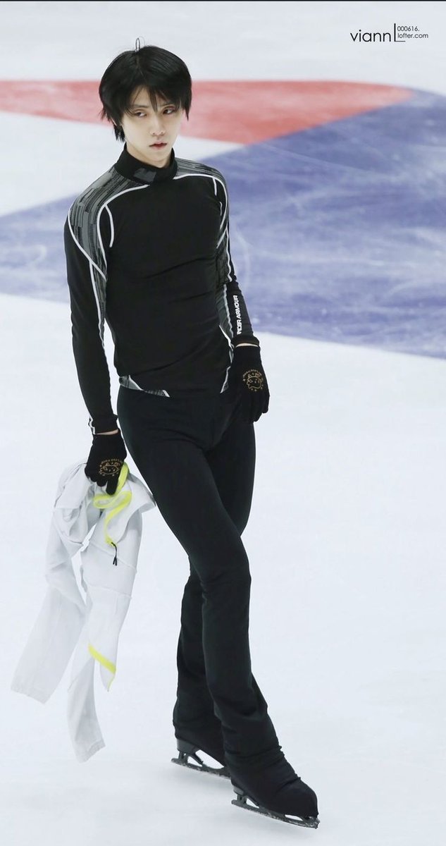 miistred's tweet photo. yuzuru was straight up aurafarming every practice session.. like he had no business serving THIS hard 😭😭😭 https://t.co/U10dwA8ljM