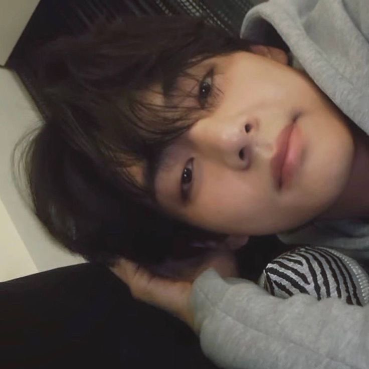 sasketrola's tweet photo. au #kooktae 

donde th manda una foto al chat equivocado y es el de jk, su compañero de la facultad con el que no se lleva. https://t.co/9lxm57xjPJ