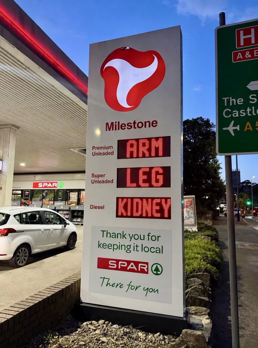 thenonleaguef's tweet photo. Fuel in the uk right now https://t.co/4wFOJFr4fa