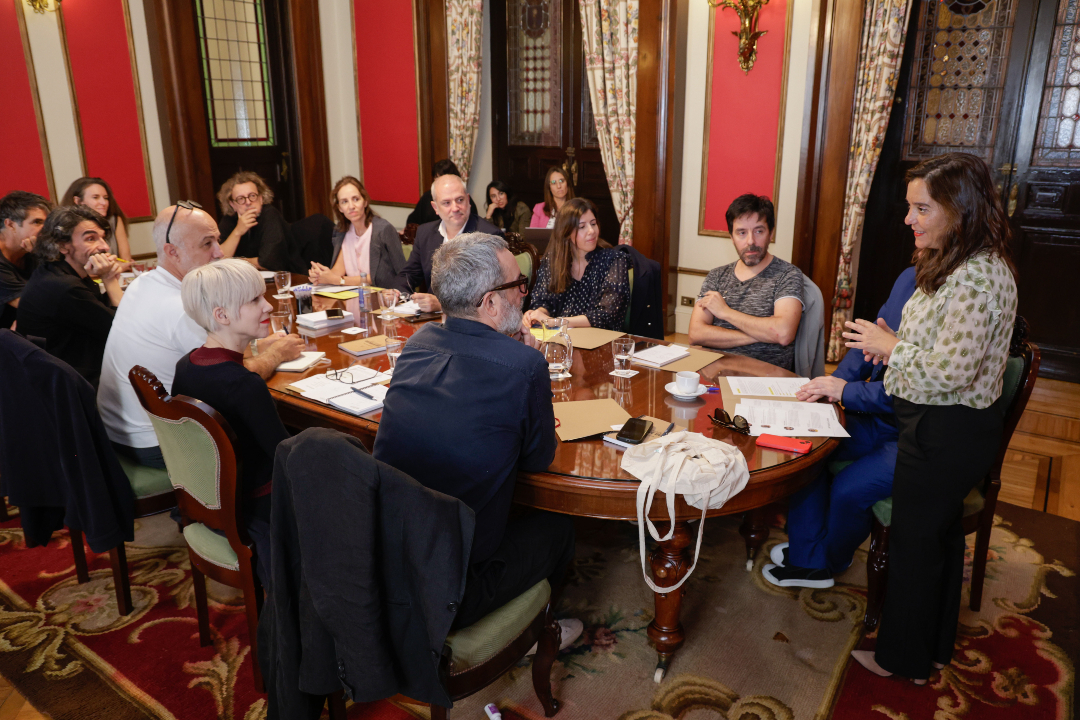 ConcelloCoruna's tweet photo. 📣 A Coruña acolle este venres o encontro Periscopio, que afondará no impacto da intelixencia artificial no sector cultural

👉 O Palacio de María Pita reuniu hoxe a diferentes voces da cultura nun debate sobre o sector e o uso das novas tecnoloxías https://t.co/s1wzmN0Dfk