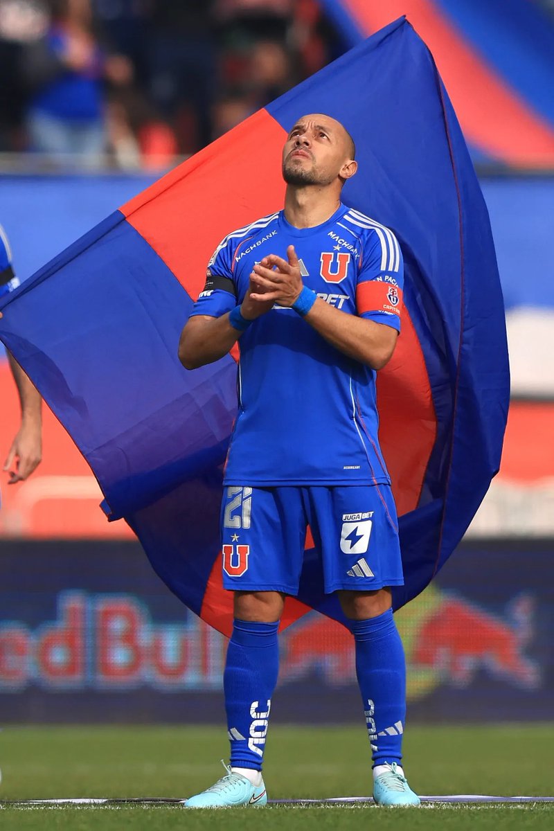 Lon3_WoIf's tweet photo. Se retira el Mejor Volante Central de la Historia del Fútbol Chileno. ⭐2️⃣1️⃣

Solo queda dar las gracias por lo que le entregó a la U, y a todo Chile.

🏆Un Título Internacional con el Club del que es Hincha
🏆🏆Dos Títulos Internacionales con la Selección

@CHELODIAZ_21 https://t.co/rlKlP1WwDl