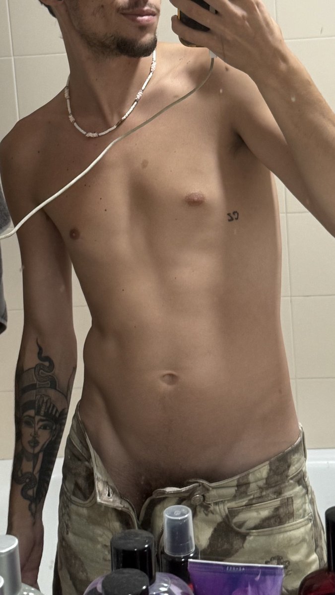 byxejo's tweet photo. Quien me termina de bajar el pantalón https://t.co/yjQX2XdE3b