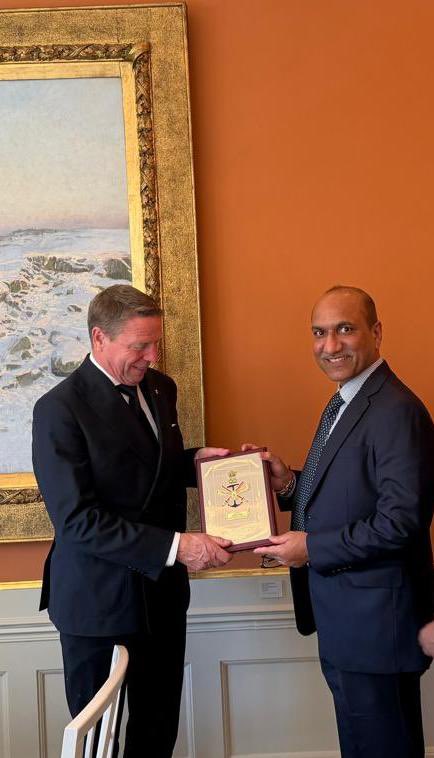 DefProdnIndia's tweet photo. Building a resilient defence ecosystem! 🇮🇳🤝🇸🇪

Secretary (Defence Production) Shri Sanjeev Kumar, along with Joint Secretary (P&C) Ms. Meera Mohanty, met Sweden’s National Armaments Director (NAD), Lt. Gen. Göran Mårtensson, in Sweden to explore avenues for strengthening defence-industrial partnerships on 1st October 2026.

The discussions focused on co-development and co-production in niche technologies, along with strengthening defence technology supply chains.

#IndiaSweden #StrategicPartnership #GlobalSecurity
#DefenceTechnology