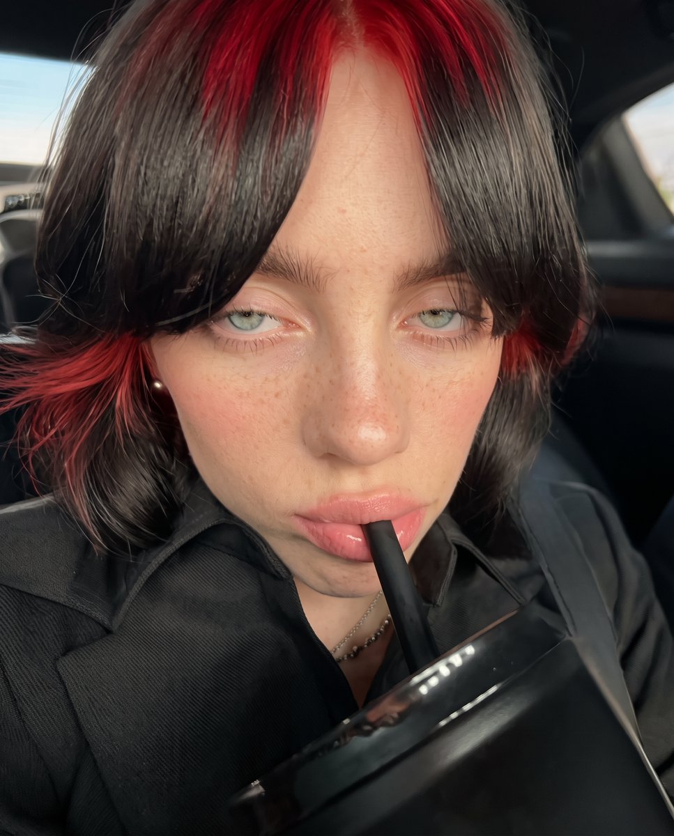iversen21046's tweet photo. #billieeilish #billie #eilish #celebrity https://t.co/CErM8qWb5e