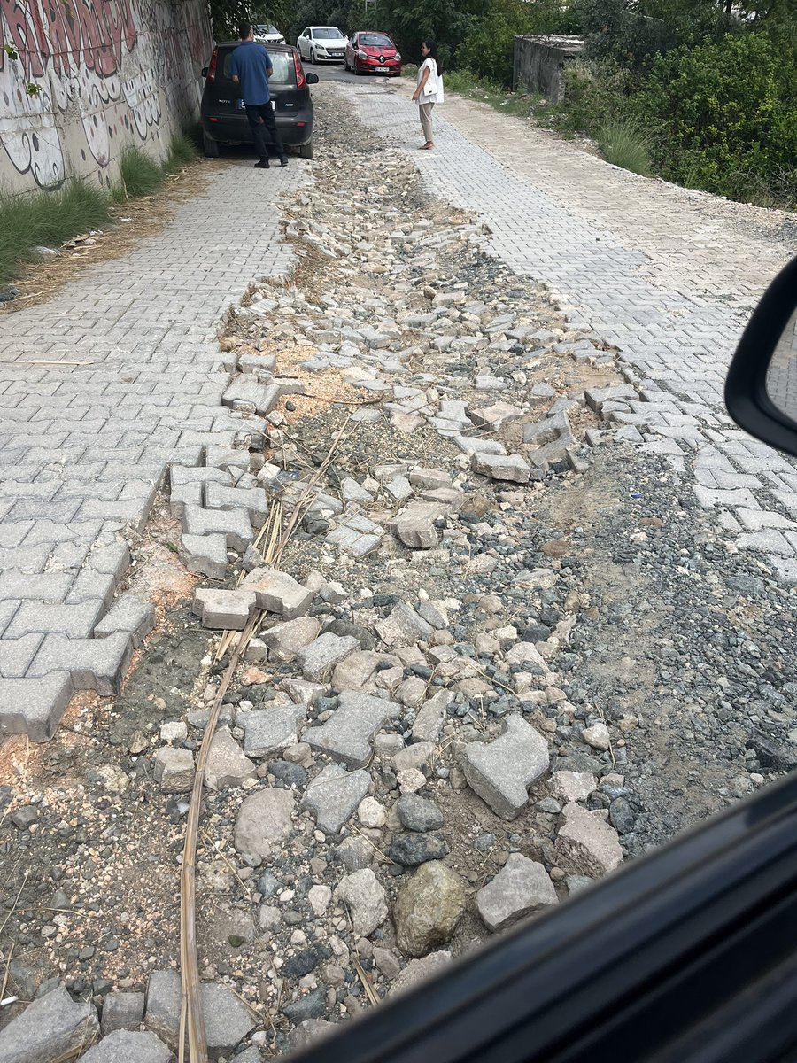 bolattzeynep's tweet photo. Sutaşı Ortaokulunun bulunduğu sokak aylardır bu halde. Defalarca yapılacak diye tarih verilmesine rağmen hala yapılmadı. 
Yol hem yokuş hem bozuk. Okul giriş-çıkış saatlerinde öğretmenlerin ve velilerin araçlarıyla birlikte sokak tamamen kilitleniyor. @samandagbel https://t.co/hLHyK8TtYG