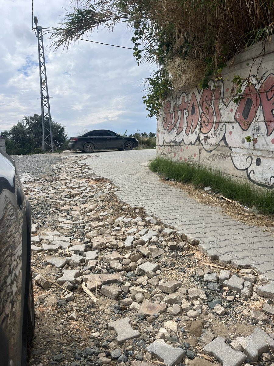 bolattzeynep's tweet photo. Sutaşı Ortaokulunun bulunduğu sokak aylardır bu halde. Defalarca yapılacak diye tarih verilmesine rağmen hala yapılmadı. 
Yol hem yokuş hem bozuk. Okul giriş-çıkış saatlerinde öğretmenlerin ve velilerin araçlarıyla birlikte sokak tamamen kilitleniyor. @samandagbel https://t.co/hLHyK8TtYG