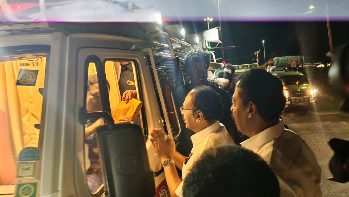 IPSenthil's tweet photo. தாராபுரம் சட்டமன்றத் தொகுதி இடைத்தேர்தலில் போட்டியிடும் மதச்சார்பற்ற முற்போக்கு கூட்டணி திராவிட முன்னேற்றக் கழகத்தின் வெற்றி வேட்பாளர் வழக்கறிஞர் திருமதி. சுகன்யா அவர்களை ஆதரித்து உதயசூரியன் சின்னத்தில் வாக்குகள் சேகரிக்க அலங்கியம் ஊராட்சிக்கு வருகை தந்த தேசிய முற்போக்கு திராவிட கழக பொதுச் செயலாளர் சட்டமன்ற மன்ற உறுப்பினர் மரியாதைக்குரிய அண்ணியார் திருமிகு.பிரேமலதா விஜயகாந்த் அவர்களை வரவேற்றபோது.
@mkstalin 
@Udhaystalin 
@IPeriyasamy_ 
@r_sakkarapani