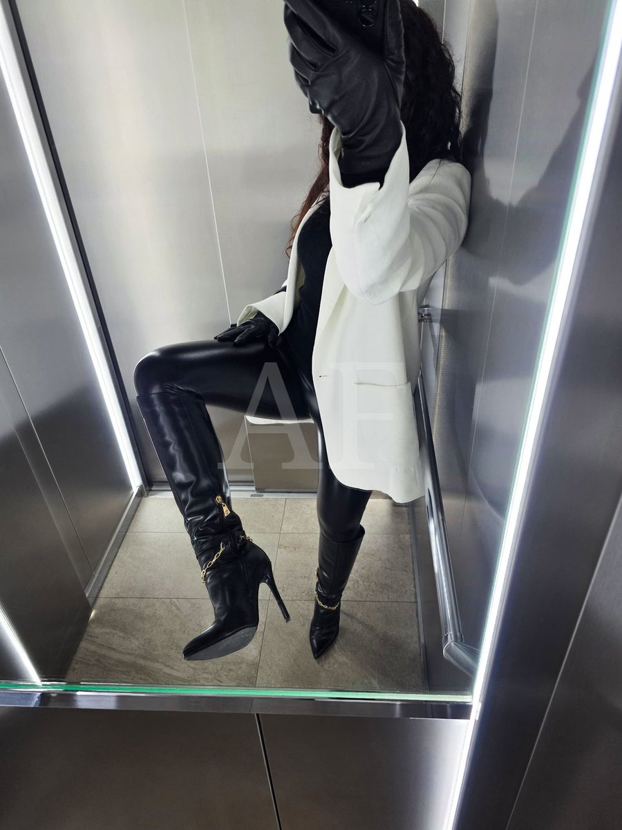 AlidaFindom's tweet photo. Handschuhe, Leggings, Stiefel...
So viel Leder in einem Bild. 🫦
Ist dein Blick schon beim Absatz angekommen? https://t.co/vDpiDqzO2L