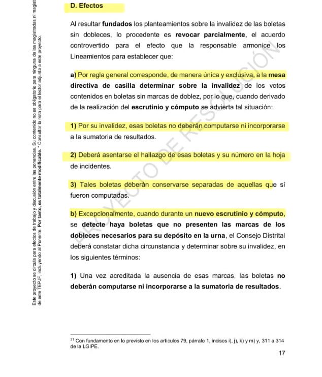 ErnestoGuerra_'s tweet photo. OTRA VEZ EL TRIBUNAL ELECTORAL LE CORREGIRA LA PLANA AL INE SOBRE BOLETAS PLANCHADAS

Sí, el magistrado Felipe de la Mata hizo público el proyecto de sentencia sobre boletas sin doblez y miren los efectos que está proponiendo.

Quédense hasta el final, valdrá la pena la lectura:

a) Por regla general corresponde, de manera única y exclusiva, a la mesa directiva de casilla determinar sobre la invalidez de los votos contenidos en boletas sin marcas de doblez, por lo que, cuando derivado de la realización del escrutinio y cómputo se advierta tal situación:

1. Por su invalidez, esas boletas no deberán computarse ni incorporarse a la sumatoria de resultados.

2. Deberá asentarse el hallazgo de esas boletas y su número en la hoja de incidentes.

3. Tales boletas deberán conservarse separadas de aquellas que si fueron computadas.

b) Excepcionalmente, cuando durante un nuevo escrutinio y cómputo. se detecte haya boletas que no presenten las marcas de los dobleces necesarios para su depósito en la urna, el Consejo Distrital deberá constatar dicha circunstancia y determinar sobre su invalidez, en los siguientes términos:

1. Una vez acreditada la ausencia de esas marcas, las boletas no deberán computarse ni incorporarse a la sumatoria de resultados.