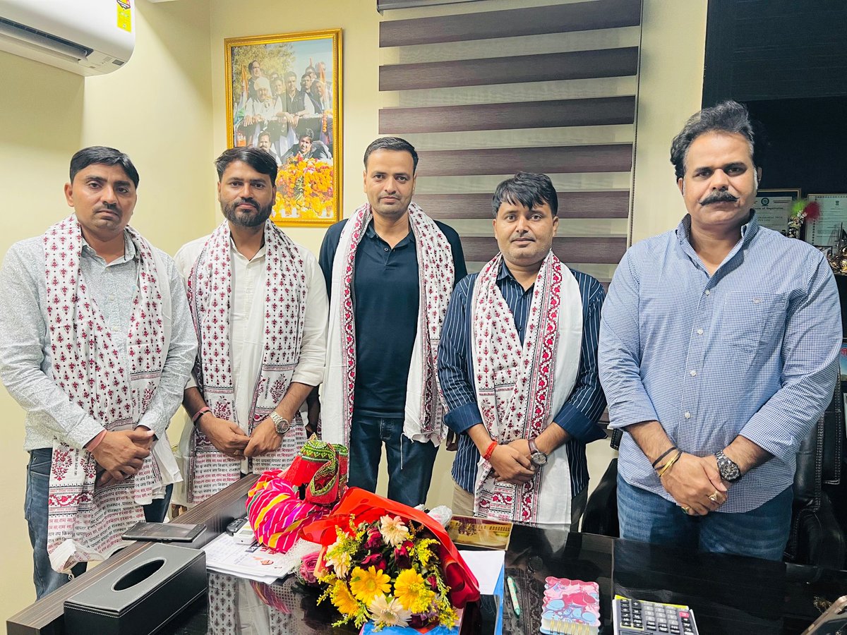 shiv_harsana's tweet photo. आज ऑफिस पर #धौलपुर_बसेड़ी ,#टोंक व #दौसा #बांदीकुई से आये युवा साथियों से मुलाकात की ।
  सभी से राजनिति व शिक्षा से जुड़े विभिन्न विषयों पर सार्थक विचार-विमर्श किया ।
@SachinPilot @GRKhatana_  @sanjayjatavmla @shiv_harsana @INCIndia @INCRajasthan @IYC https://t.co/h0EiFbpRtm