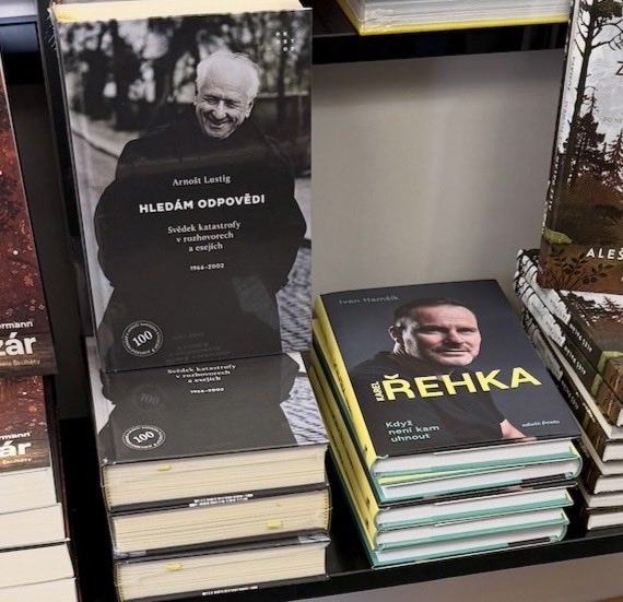 hamsix's tweet photo. Dnes vyšel ŘEHKA.
A v knihkupectví leží vedle Arnošta Lustiga.
Karel dostal jeho cenu za odvahu a statečnost.
ŘEHKA: Když není kam uhnout. https://t.co/FY1XeZp8Ia