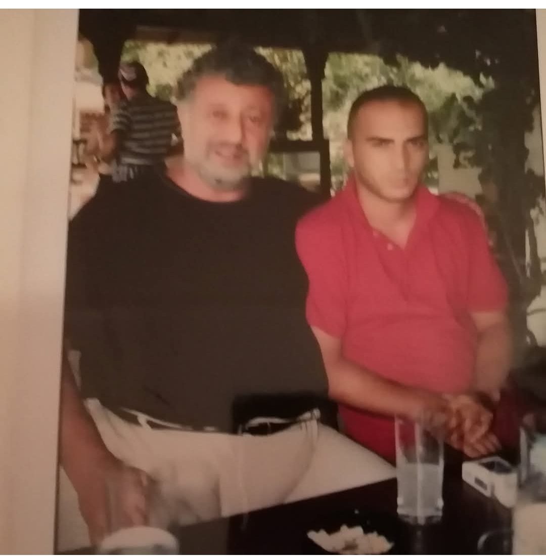 zaferakbass's tweet photo. Nostalji devam... Metin Akpınar, rakı rekorunu kırarken en yakın şahidi bendim...

2000'lerin başı. Göcek'te Romantika Restoran/Cafe'deyiz. Üstad Metin Akpınar, marinada Sampi adlı teknesindeydi. Davet ettik, geldi. Rakı sofrası kuruldu. Muhabbet muhabbeti açtı, Metin Akpınar bana ismimle değil "Fatsalı" diye hitap etti gece boyunca. Neyse Metin abi kadehleri yuvarlıyor, masanın konukları gece boyunca değişiyor, o ise masada sabit kalıyordu. Gece ben de dayanamadım, kaldığım butik otele gidip birkaç saat uyudum. Sabah geldim, Metin abi hala oradaydı. Kahvaltı masası kuruldu. Biz çay içtik, Metin abi rakı içiyordu hala. Öğle oldu dolaştık geldik, Metin abi yine oradaydı. Akşam üstü Metin abi "Neyse ben kalkayım" dedi. Neyse dediği 24 saat filan. Toplam 4 büyük rakı içmişti. Yerinden kalktı, gram sendelemeden yürüdü. Hayretler içinde kaldım. Çok içen gördüm de onun gibisi yeryüzünde yoktu. Çok yaşa sen Metin Abi...