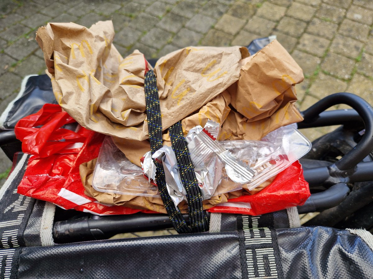 EBS023's tweet photo. Vanmorgen nog even afgestapt en een melding gemaakt van een dode meerkoet.
Vanmiddag tuinieren voor 75+.
Dag weer gevuld.
#Supportervanschoon #Trashbiking #zwerfie #Poortugaal #Albrandswaard https://t.co/AARlFX49xh