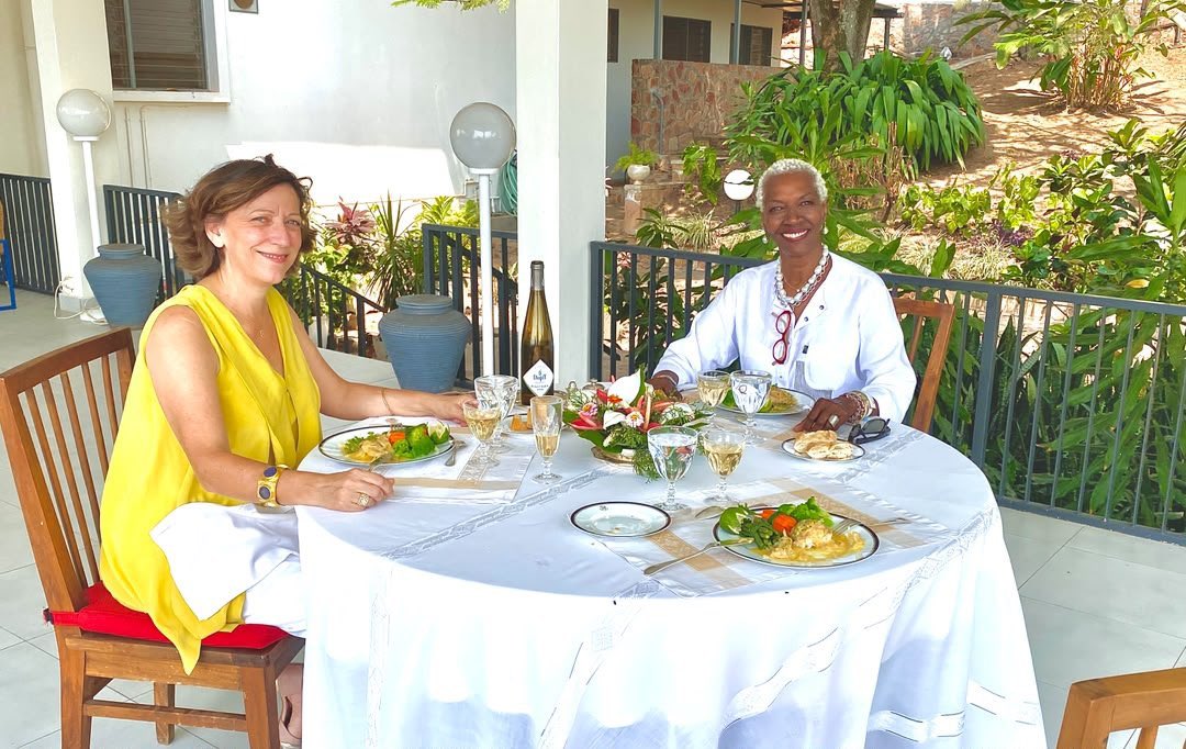 Monarchies2000's tweet photo. Ambassadrice itinérante du #Burundi, la princesse @EKAMATARI, nièce du roi Mwambutsa IV, a rencontré la nouvelle ambassadrice @franceauburundi , @CarolineVinot, pour un déjeuner de travail. 1/2 👇 🇫🇷👑🇧🇮 #monarchy #monarchie #patrimoine #culture https://t.co/R7TFa0eAtX