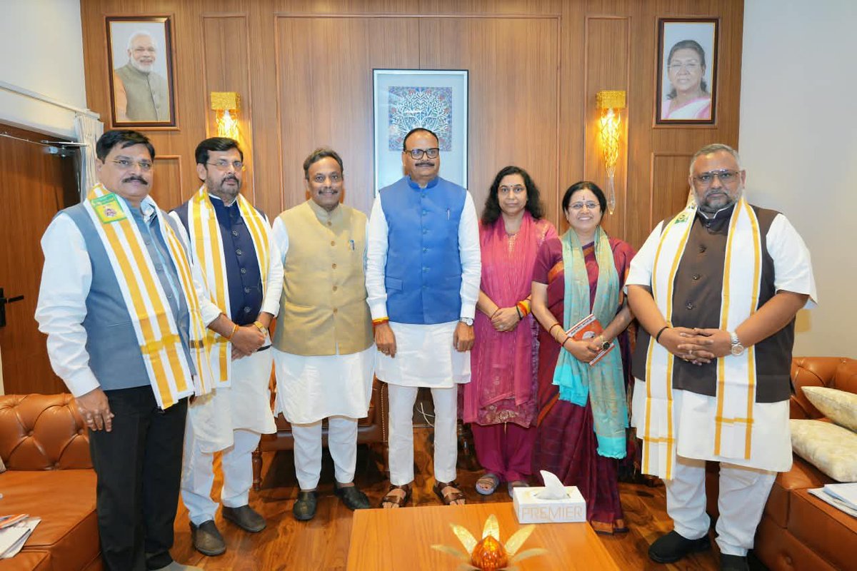 TawdeVinod's tweet photo. आज उत्तर प्रदेश की राजधानी लखनऊ में प्रदेश के नव नियुक्त चारों सह प्रभारियों के साथ माननीय मुख्यमंत्री @myogiadityanath जी, उपमुख्यमंत्री @kpmaurya1 जी, उपमुख्यमंत्री @brajeshpathakup जी के साथ भेंट की और संगठन तथा आगामी चुनाव को लेकर सार्थक विमर्श किया।
@BJP4UP https://t.co/lvkFHqDsLd