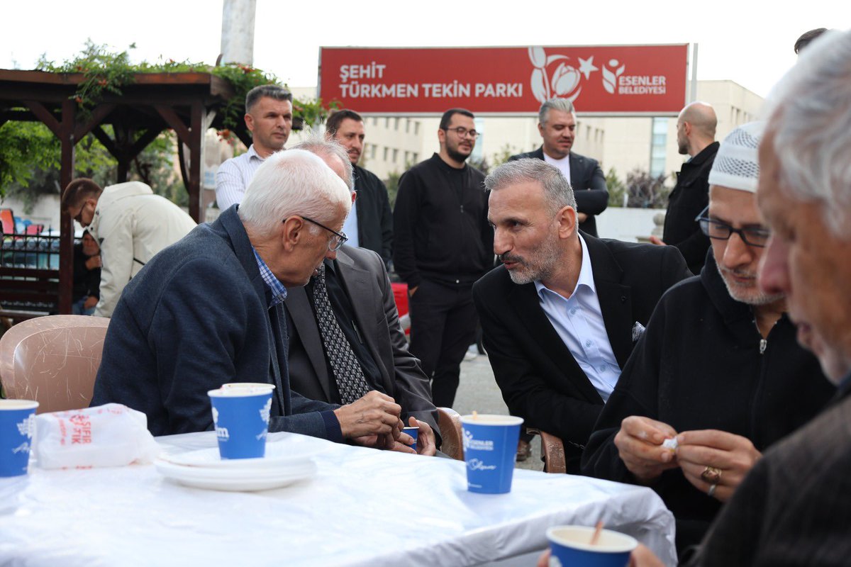 akpartiesenlerr's tweet photo. 1 Ekim Yaşlılar Günü vesilesiyle, Belediyemiz Kültür Müdürlüğü tarafından İkinci Bahar Kıraathanesi’nde düzenlenen anlamlı programa YKM Başkanımız İrfan Sarpken ve yönetimi  katılım sağladı.

Tecrübeleri, birikimleri ve hayatımıza kattıkları değerle bizlere ışık tutan kıymetli büyüklerimizle bir arada olmaktan büyük memnuniyet duyduk.

Bu anlamlı programın hazırlanmasında emeği geçen başta Belediyemiz Kültür Müdürlüğü olmak üzere herkese teşekkür ediyor, Rabbimizden emekleri için razı olmasını diliyoruz.

Büyüklerimiz, geçmişimizden geleceğimize uzanan en kıymetli köprümüzdür.