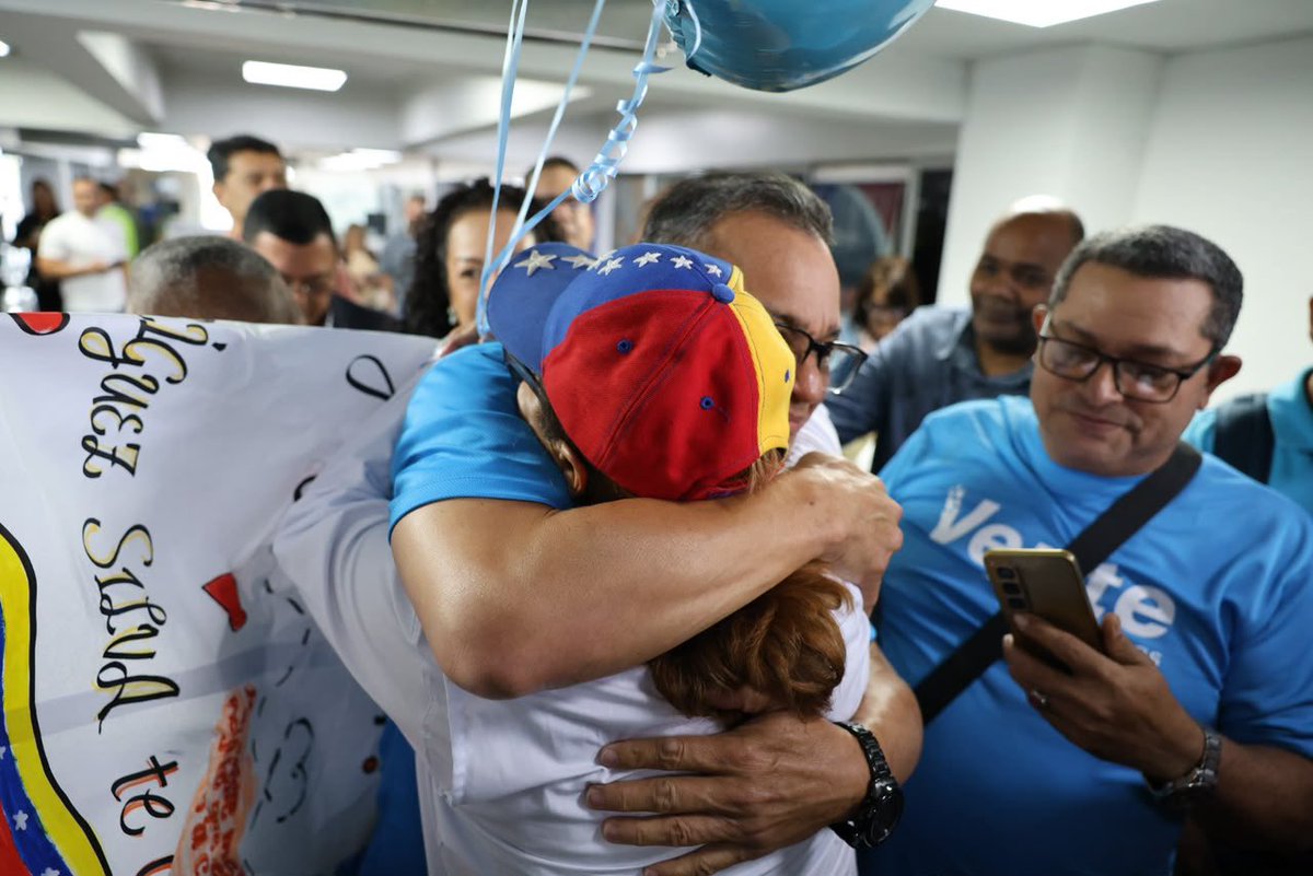 VenteVenezuela's tweet photo. 🛬 ¡Douglas Rodríguez (@rrsdouglas) ya está en suelo guayanés! 🇻🇪

Nuestro Coordinador estadal acaba de aterrizar en Bolívar. 

En solo unos minutos iniciaremos el acto para darle la bienvenida oficial en su casa junto a todo el equipo de @ventebolivar.

Seguimos hasta que todos puedan volver a casa. 🏠