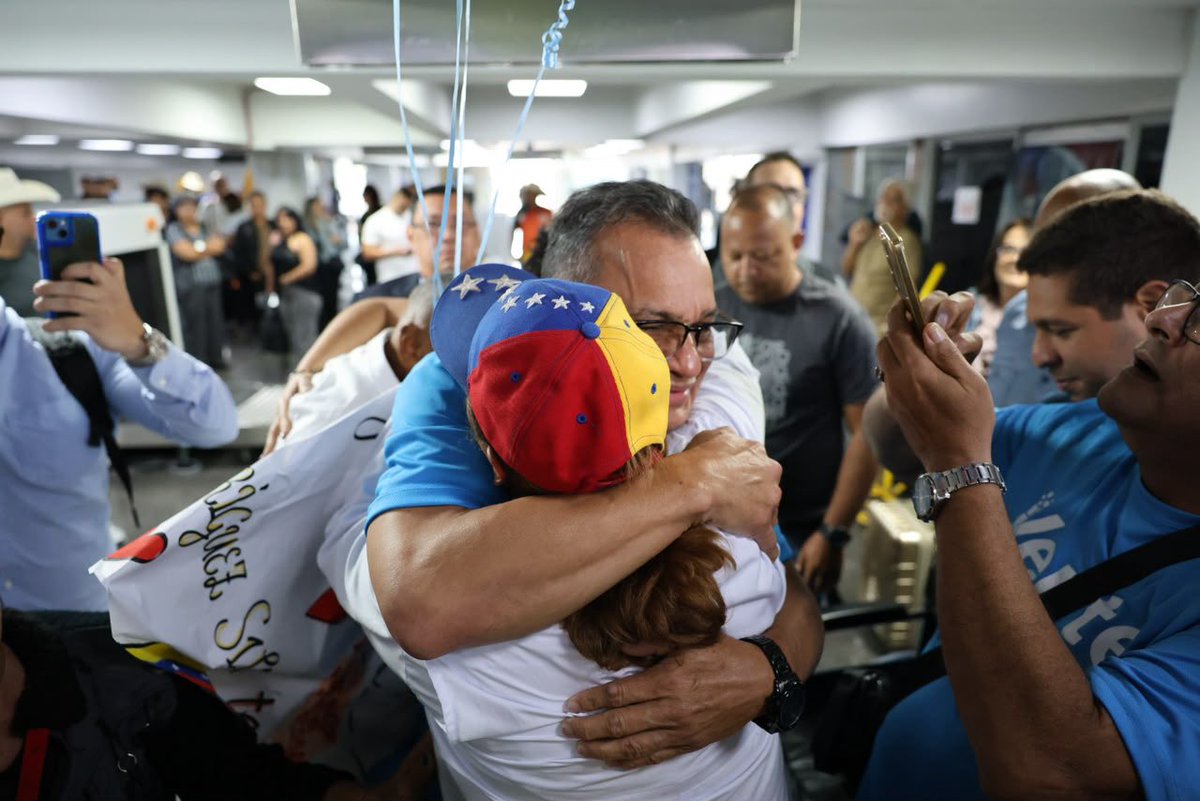 VenteVenezuela's tweet photo. 🛬 ¡Douglas Rodríguez (@rrsdouglas) ya está en suelo guayanés! 🇻🇪

Nuestro Coordinador estadal acaba de aterrizar en Bolívar. 

En solo unos minutos iniciaremos el acto para darle la bienvenida oficial en su casa junto a todo el equipo de @ventebolivar.

Seguimos hasta que todos puedan volver a casa. 🏠